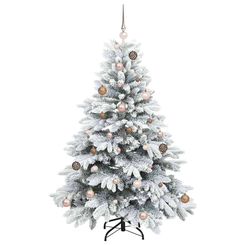 Ein mit Raureif bedeckter Weihnachtsbaum, geschmückt mit rosa und goldenen Ornamenten, steht auf einem Metallständer.