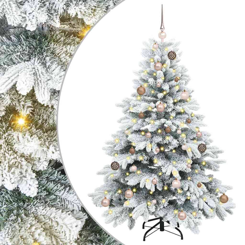 Ein mit Reif bedeckter Weihnachtsbaum, geschmückt mit gold- und bronzefarbenen Christbaumkugeln und weißen Lichtern, auf einem schwarzen Ständer platziert, mit einer detaillierten Nahaufnahme auf der linken Seite.