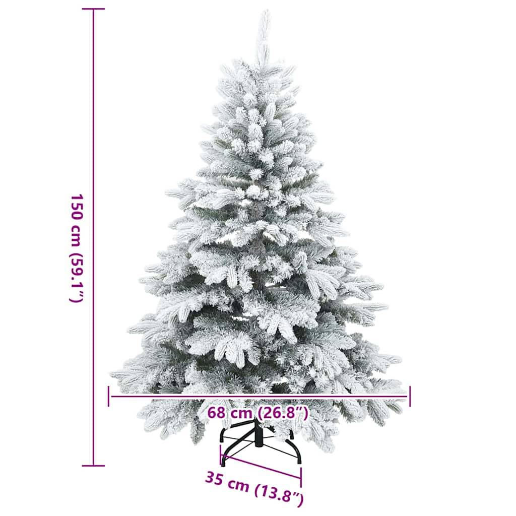 Ein realistischer künstlicher Weihnachtsbaum mit raureifbedeckten Ästen, 150 cm hoch, 68 cm breit und 35 cm tief, auf einem schwarzen Metallständer.