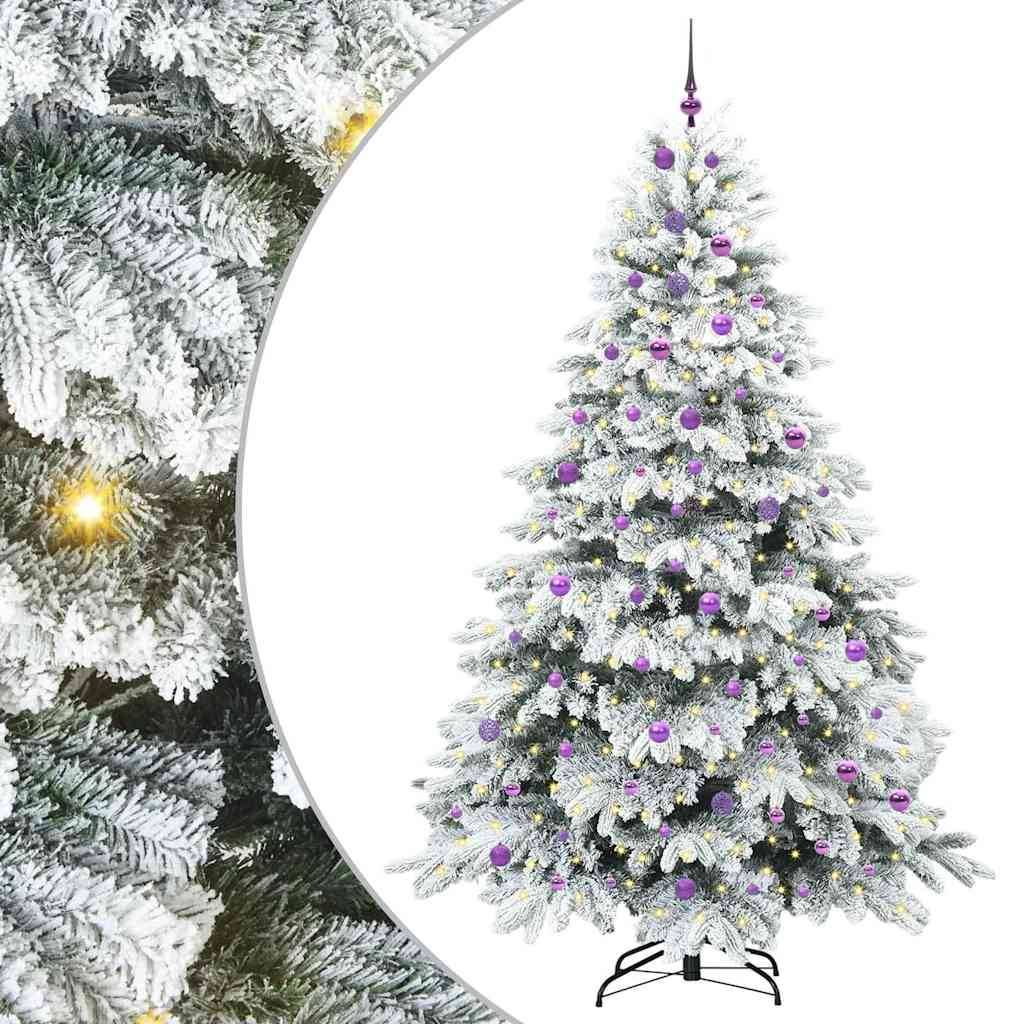 Ein Weihnachtsbaum mit schneebedeckten Ästen, geschmückt mit lila und silbernen Christbaumkugeln und einem Sternenspitzen, vor einem weißen Hintergrund.