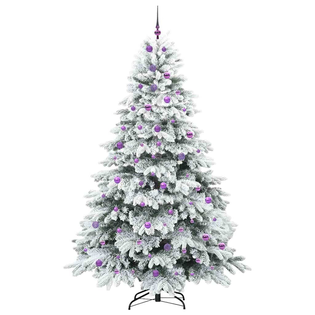 Ein mit Schnee bestaubter künstlicher Weihnachtsbaum, der mit lila Christbaumkugeln geschmückt und mit einer lila Spitze verziert ist, der auf einem schwarzen Metallständer steht.