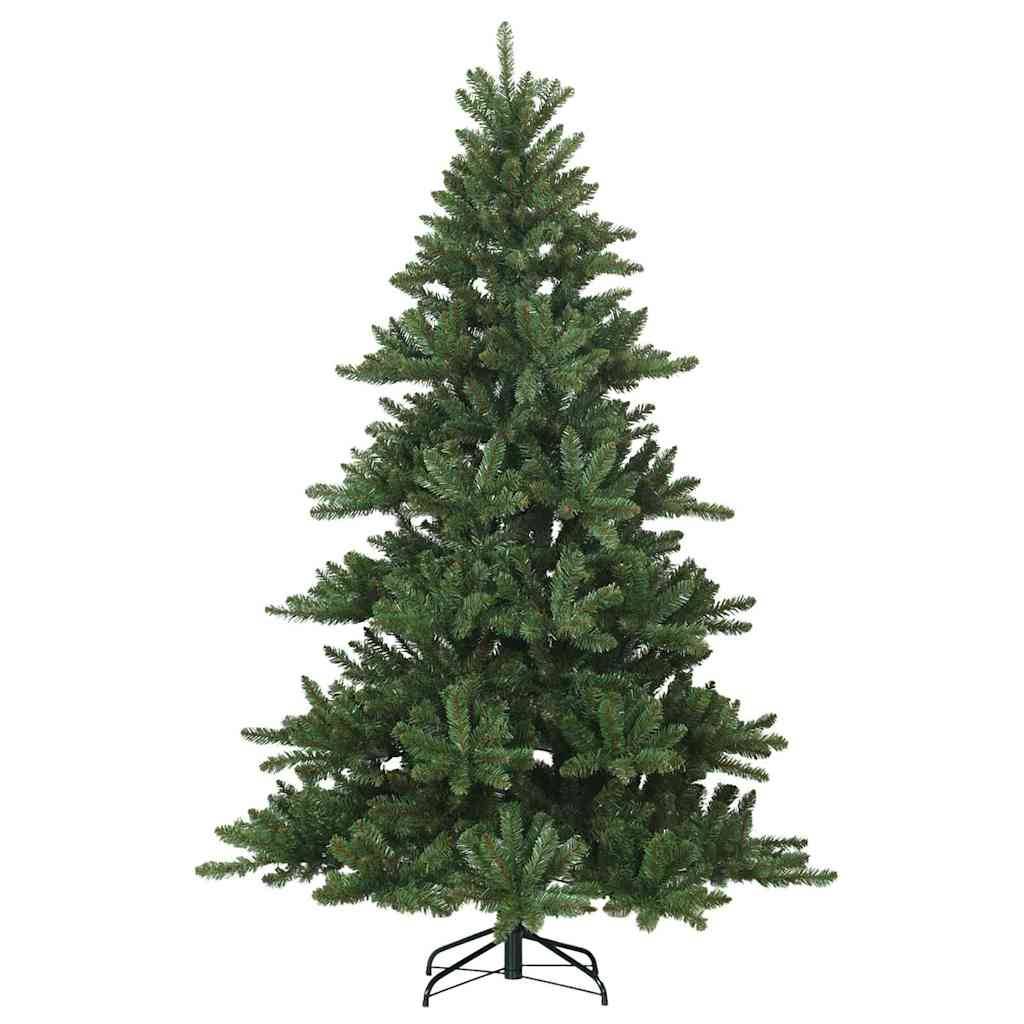 Ein grüner künstlicher Weihnachtsbaum mit dichten Ästen, der aufrecht auf einem schwarzen Metallständer steht, vor einem weißen Hintergrund.
