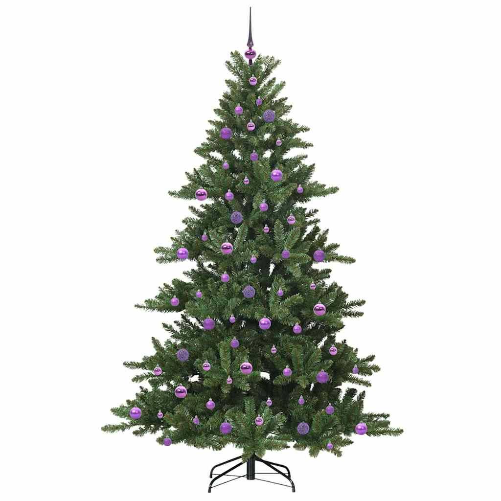 Ein hoher künstlicher Weihnachtsbaum, der mit lila Weihnachtskugeln und einem passenden lila Stern an der Spitze geschmückt ist und auf einem schwarzen Metallständer steht.