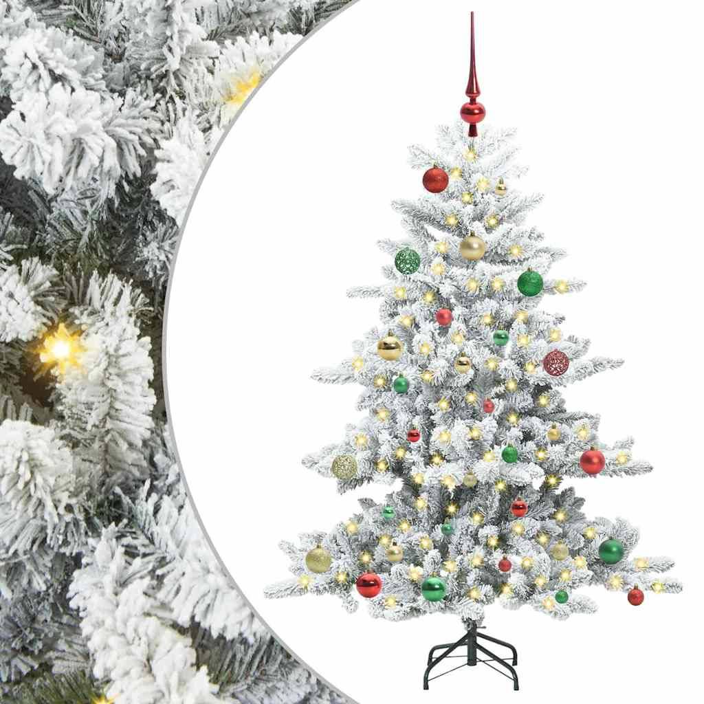 Ein gefrosteter künstlicher Weihnachtsbaum mit bunten Christbaumkugeln und einer roten Spitze. Die mit Kunstschnee bedeckten Zweige verleihen dem Baum einen winterlichen Charme.
