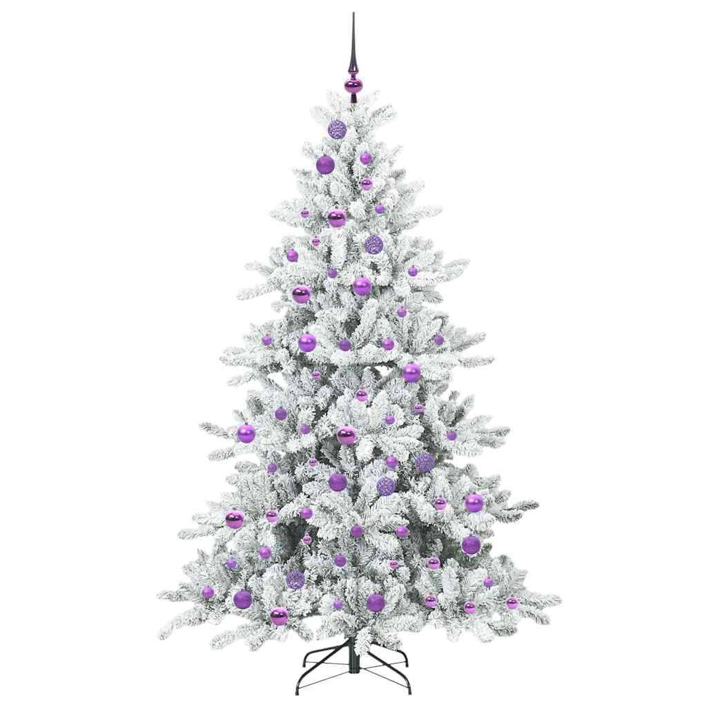 Ein weißer Weihnachtsbaum, geschmückt mit lila Weihnachtskugeln und gekrönt von einer lila Baumspitze, präsentiert auf einem schwarzen Ständer.