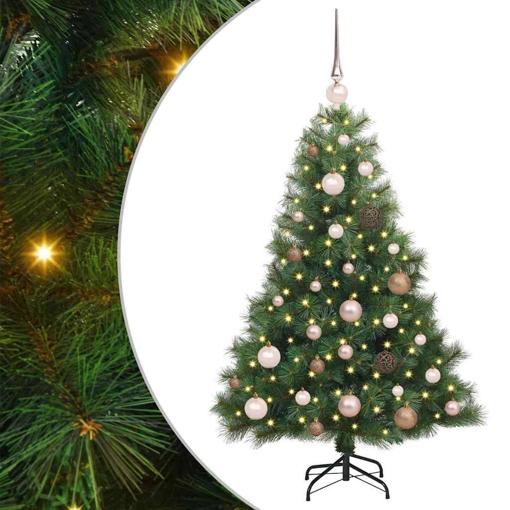 Künstlicher Weihnachtsbaum, geschmückt mit rosa und goldenen Weihnachtskugeln und warmweißen Lichtern, in einem schwarzen Ständer; Nahaufnahme der Baumdetails auf der linken Seite.