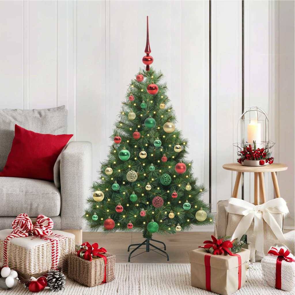 Ein geschmückter Weihnachtsbaum mit Christbaumkugeln und einem roten Stern als Baumspitze steht neben einem grauen Sofa mit einem roten Kissen. Eingepackte Geschenke liegen in der Nähe.