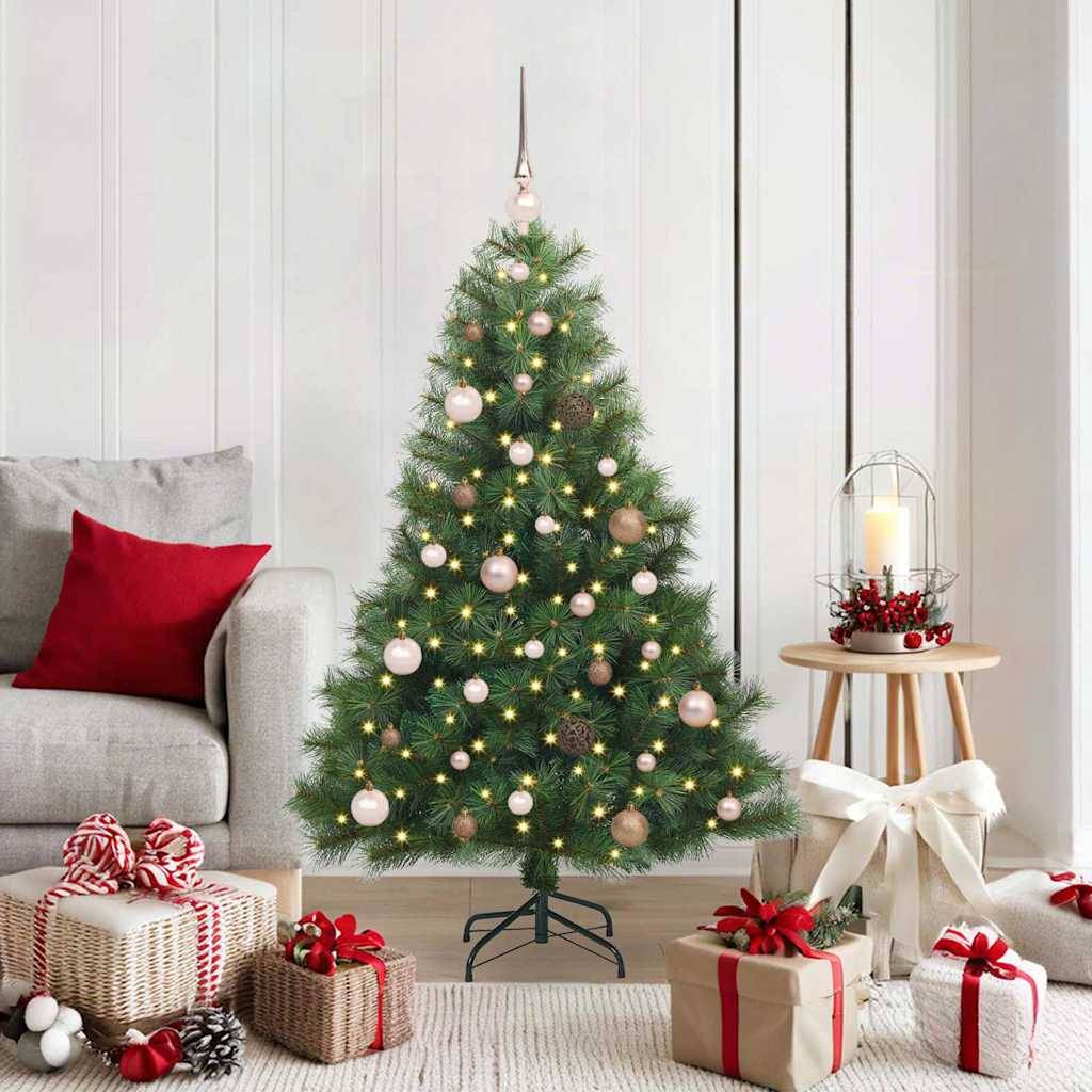 Ein geschmückter Weihnachtsbaum mit weißen und goldenen Christbaumkugeln neben einem weißen Sofa mit einem roten Kissen. Eingepackte Geschenke liegen auf dem Boden.