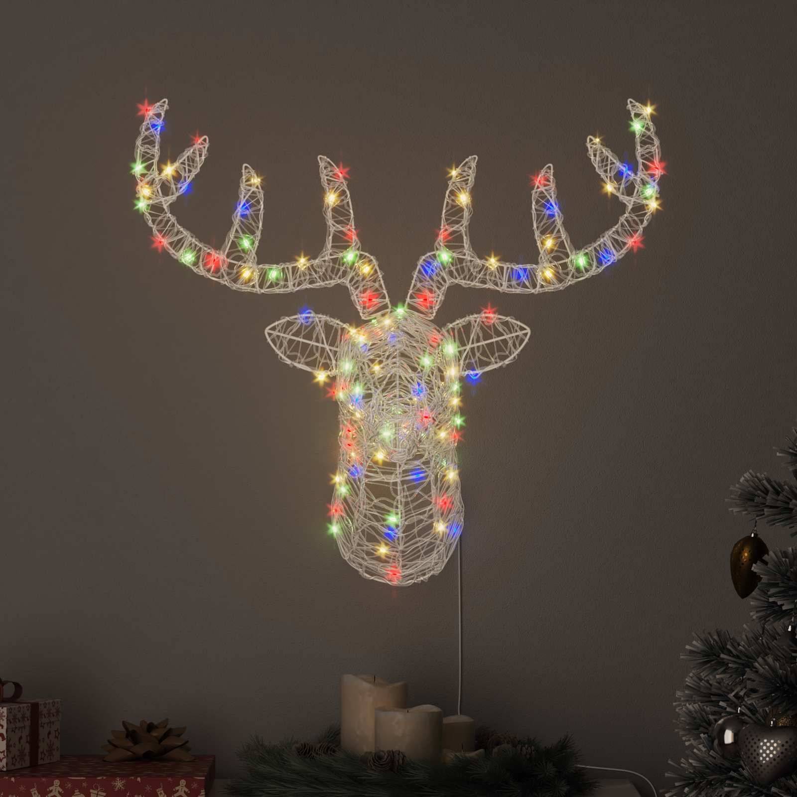 Ein Drahtgeflecht-Hirschkopf ist mit bunten, leuchtenden Feiertagslichtern geschmückt. Er steht auf einem Ständer neben Geschenkkartons und erzeugt eine festliche Atmosphäre.
