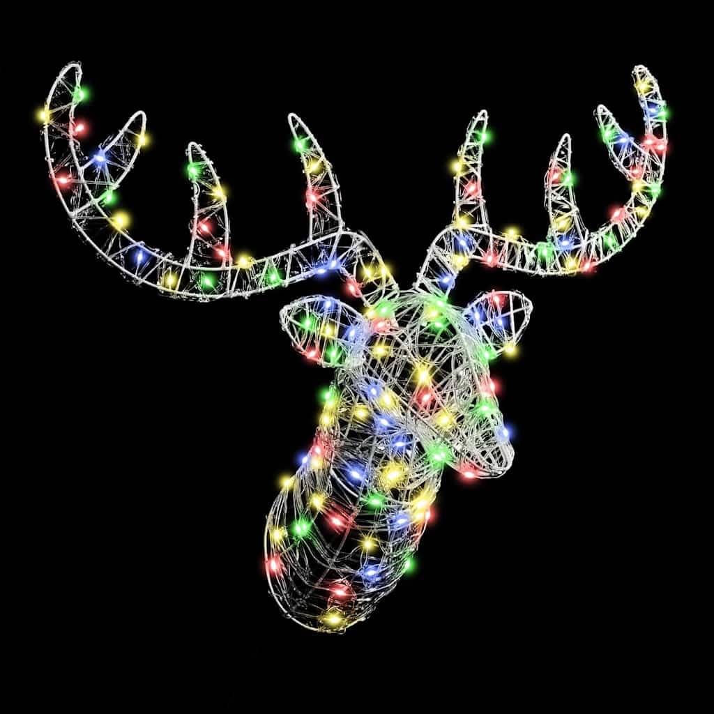 Ein Drahtrahmen-Hirschkopf, geschmückt mit bunten Weihnachtslichtern, leuchtet vor einem dunklen Hintergrund und symbolisiert festliche Weihnachtsdekoration.