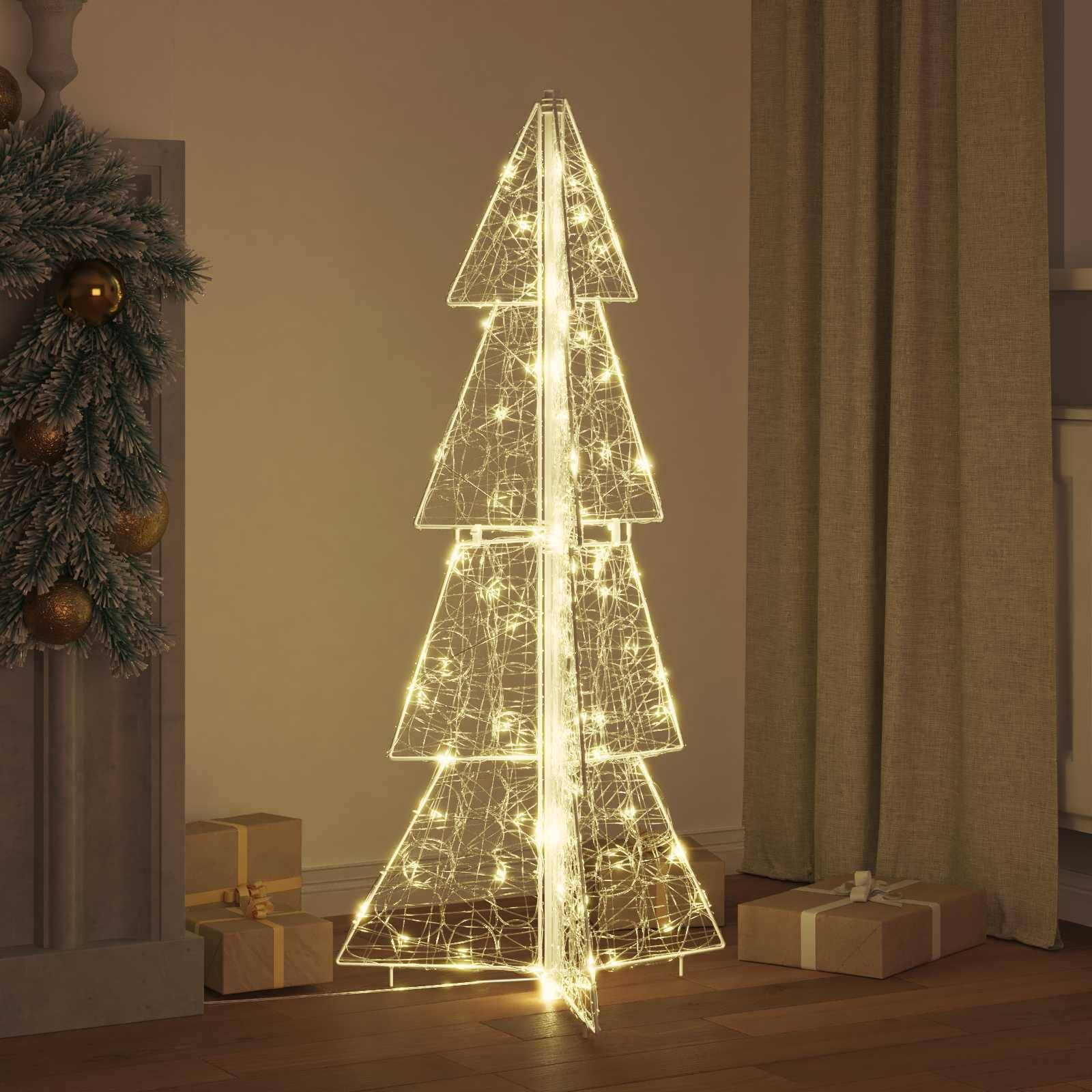 Ein leuchtender Drahtgitter-Weihnachtsbaum steht neben einem geschmückten Kamin und einigen eingepackten Geschenken. Der Raum strahlt eine gemütliche, festliche Atmosphäre aus.
