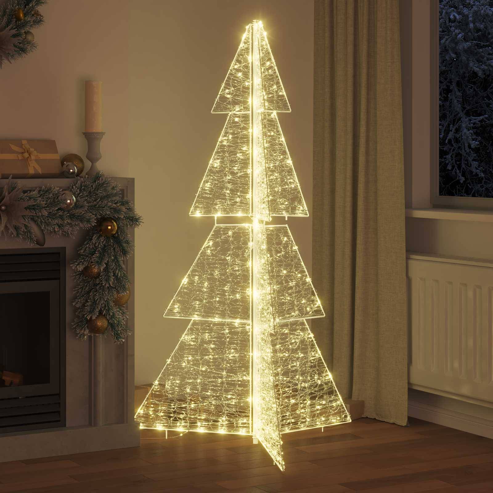 Ein Weihnachtsbaum in Dreiecksform, der mit warmweißen LEDs beleuchtet ist, steht in einem Wohnzimmer neben einem geschmückten Kamin und schafft eine gemütliche Atmosphäre.