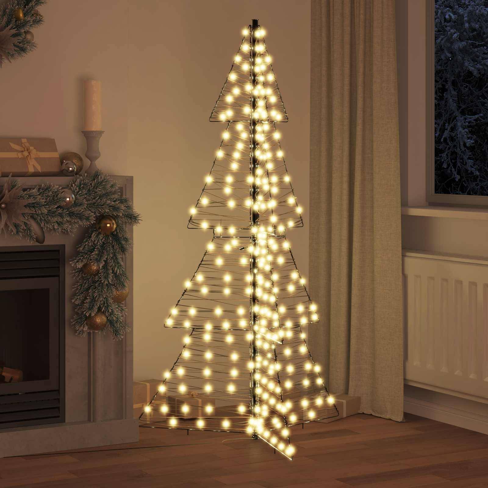 Eine minimalistische LED-Weihnachtsbaumlichtskulptur steht neben einem Kamin, der mit Tannengirlanden geschmückt ist, in einem gemütlichen Wohnzimmer.