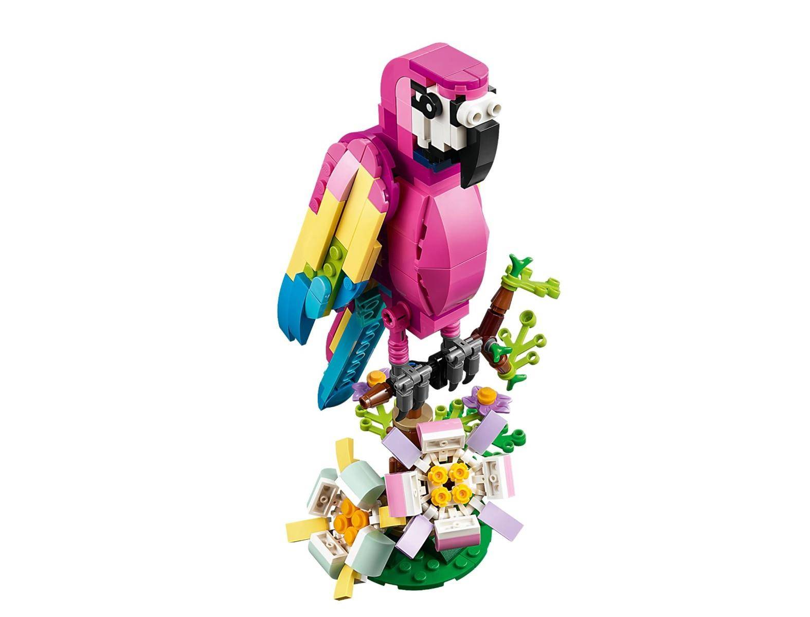 Ein farbenfroher LEGO-ähnlicher rosa Flamingo, der auf einer kleinen Blumenbasis mit gelben, blauen und grünen Flügeldetails steht.