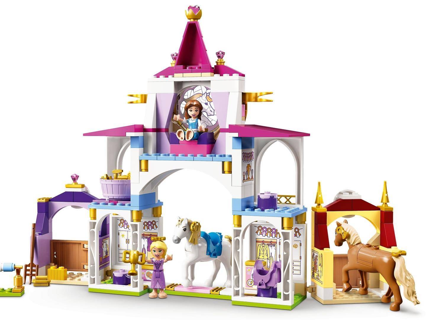LEGO-Schloss-Spielset im Prinzessinnen-Stil mit mehreren Räumen, einem zentralen Turm, einem weißen Einhorn, zwei Pferden und kleinen Puppenfiguren in einer fantasievollen Stallszene.