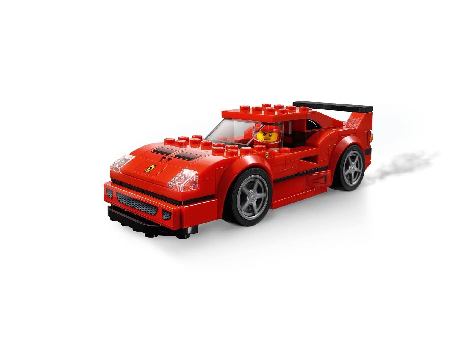 Roter LEGO-ähnlicher Sportwagen mit einer Fahrerminifigur, dargestellt auf weißem Hintergrund.