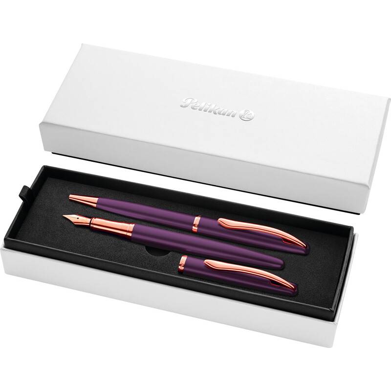Eine weiße Box, die ein zusammengehöriges Set aus einem Füllfederhalter und einem Kugelschreiber mit burgunderroten Gehäusen und Roségold-Akzenten enthält, präsentiert in einem schwarzen Tablett.