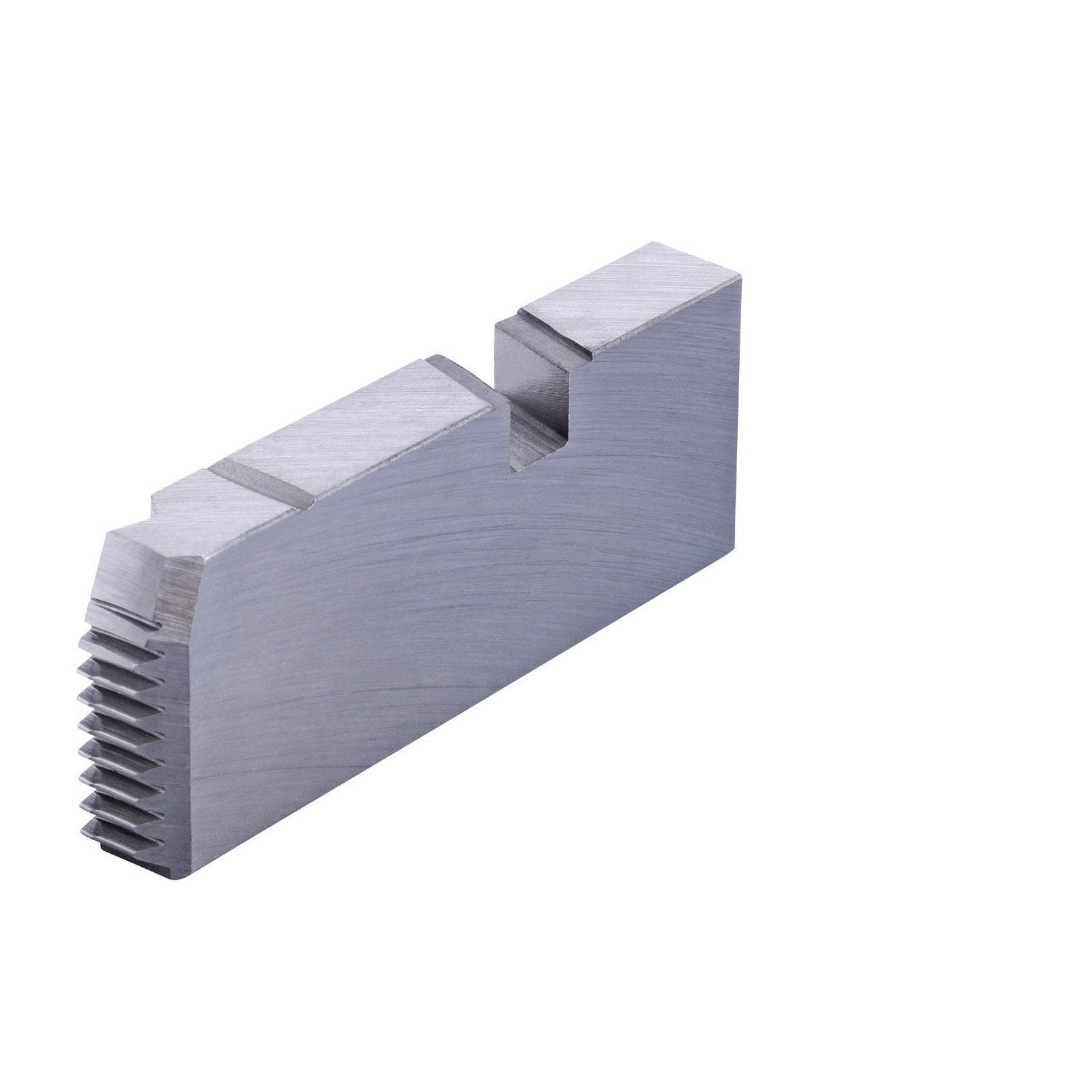 Eine Nahaufnahme einer metallischen, gezahnten Komponente mit einer abgestuften Konstruktion, möglicherweise für Maschinenbau oder Bauanwendungen verwendet.