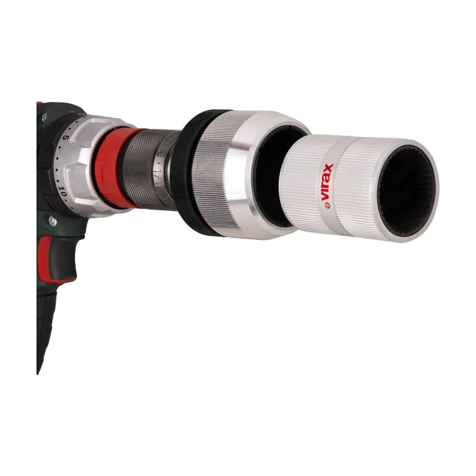 Ein Metallrohr-Verbindungswerkzeug von Virax, das an einen Bohrer angebracht ist und zum Festziehen oder Lockern von Rohrverbindungsstücken vorgesehen ist.