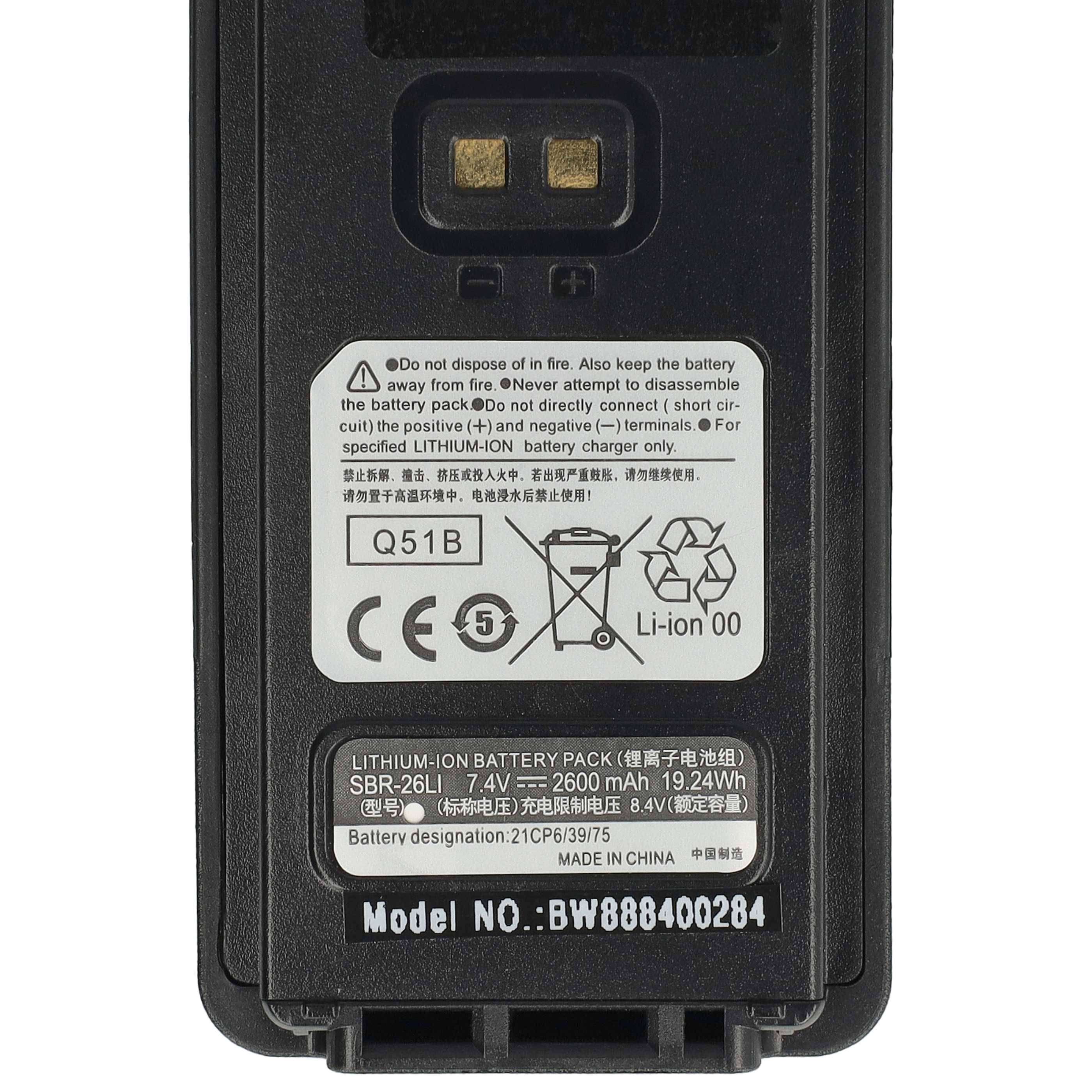 Ein schwarzer Akkupack mit einer Beschriftung, die Symbole, Warnhinweise und Spezifikationen für Lithium-Ionen SBR-26LI, 7,4V, 2600mAh Kapazität zeigt.