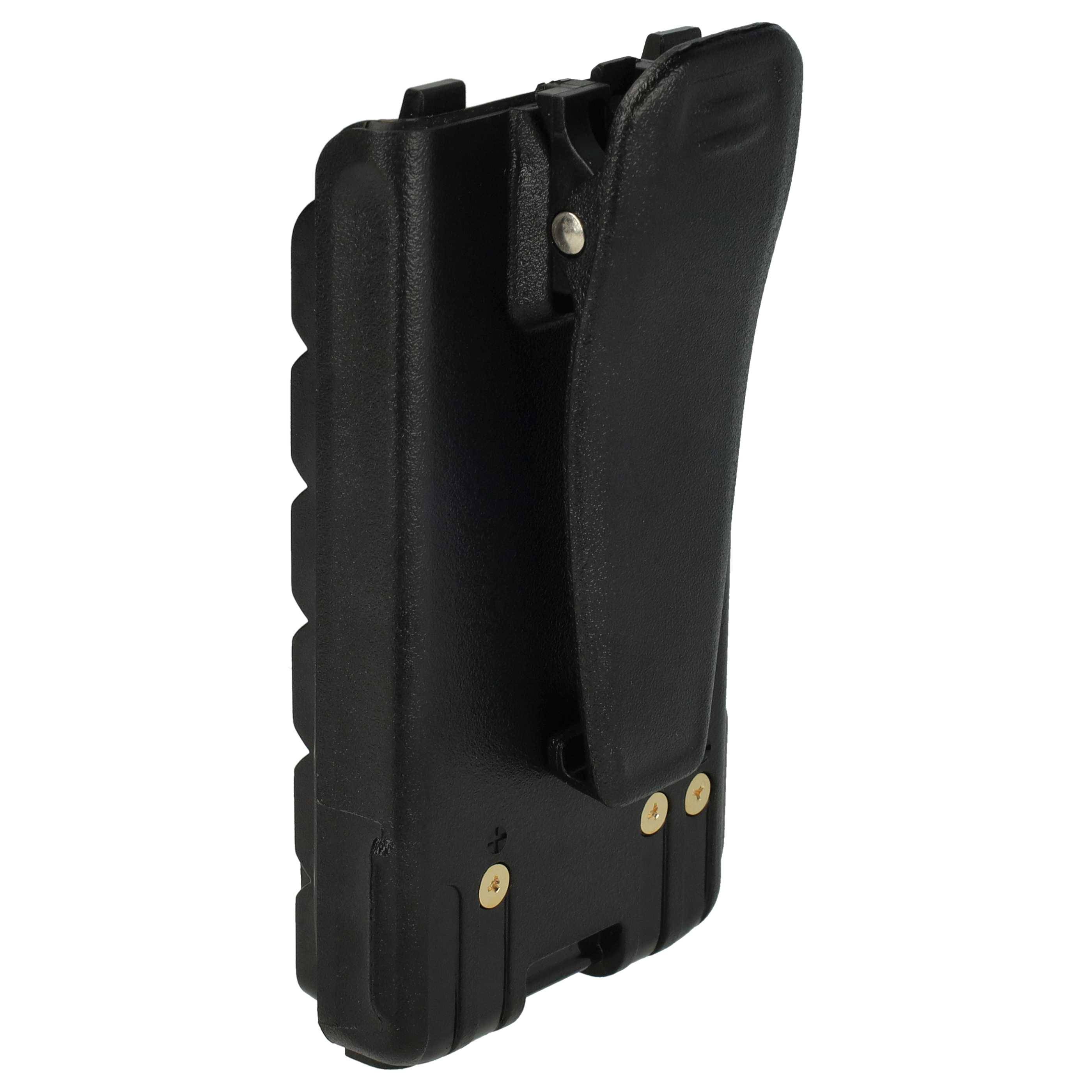 Ein schwarzer, rechteckiger Batteriehalter mit einer Klammer, der zur Befestigung an Geräten vorgesehen ist und positive und negative Anschlüsse am Boden aufweist.