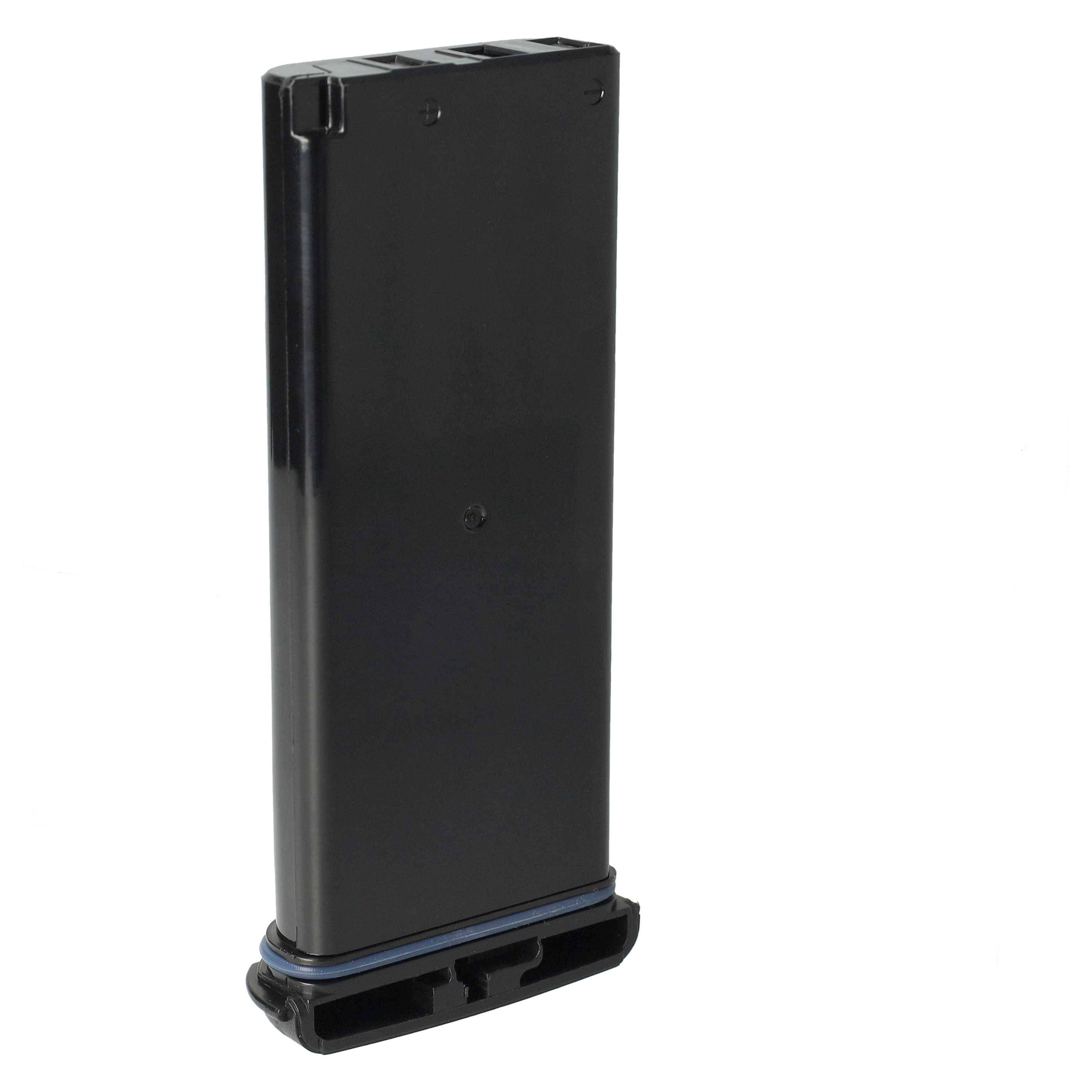 Ein schwarzes rechteckiges Metallmagazin, das für Schusswaffen konzipiert ist, aufrecht stehend mit glatter Oberfläche und sichtbarem Magazinboden.