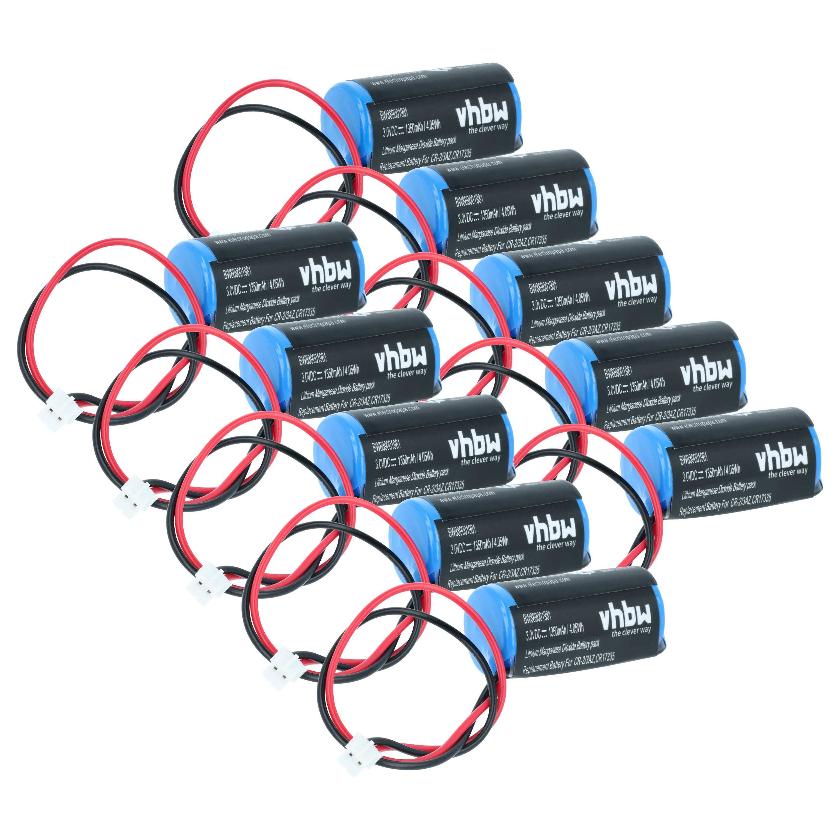 Eine Gruppe von zehn zylindrischen Batterien mit der Beschriftung 'vhbw', jede mit schwarzer und blauer Ummantelung und angeschlossenen Kabeln, in zwei Reihen angeordnet.