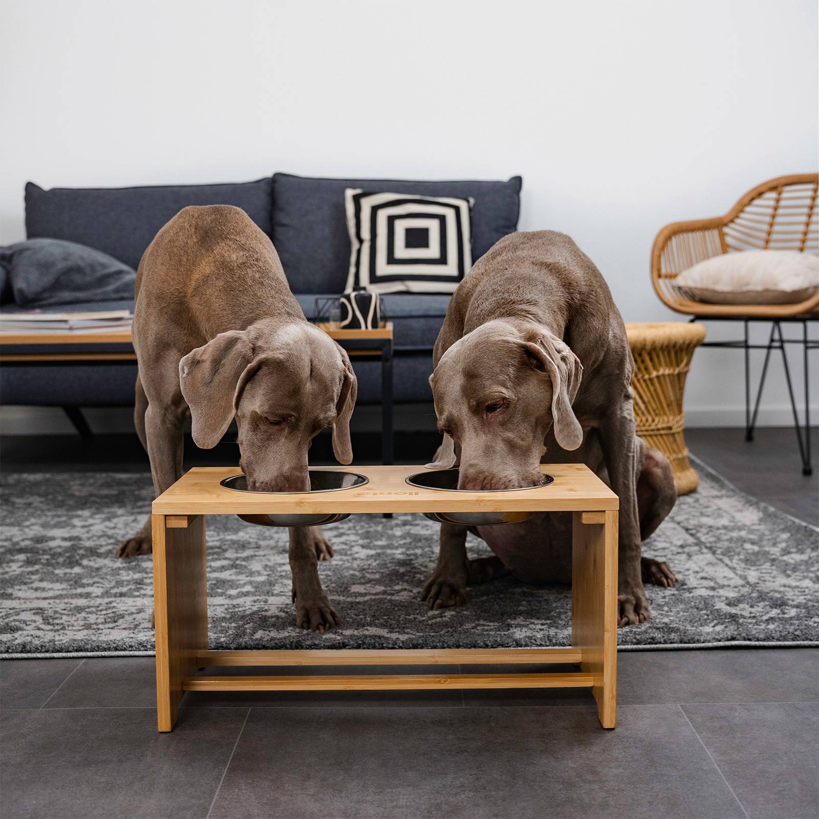 lionto Hundefutterstation, stilvolle Bambus-Futterbar mit rutschfesten Füßen & 2 Edelstahlnäpfen, 50x26x26 cm