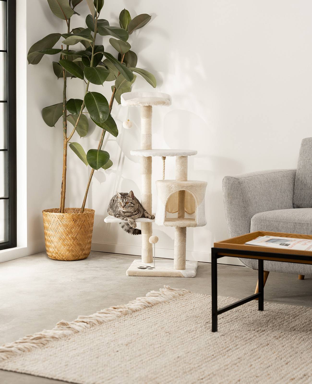 lionto Kratzbaum für Katzen 112 cm hoch, mit Höhle, Sisalseil, Plüschbällen & Wandhalterung, kompakter Kletterbaum, beige/weiß