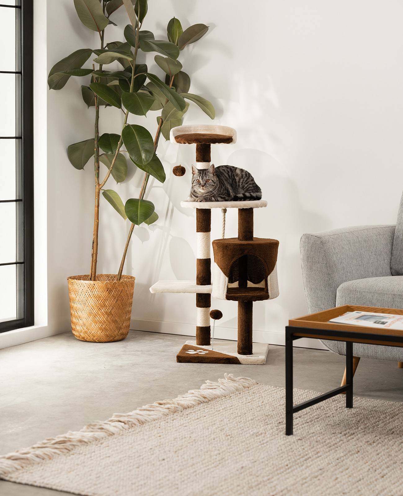 lionto Kratzbaum für Katzen 112 cm hoch, mit Höhle, Sisalseil, Plüschbällen & Wandhalterung, kompakter Kletterbaum, braun/beige