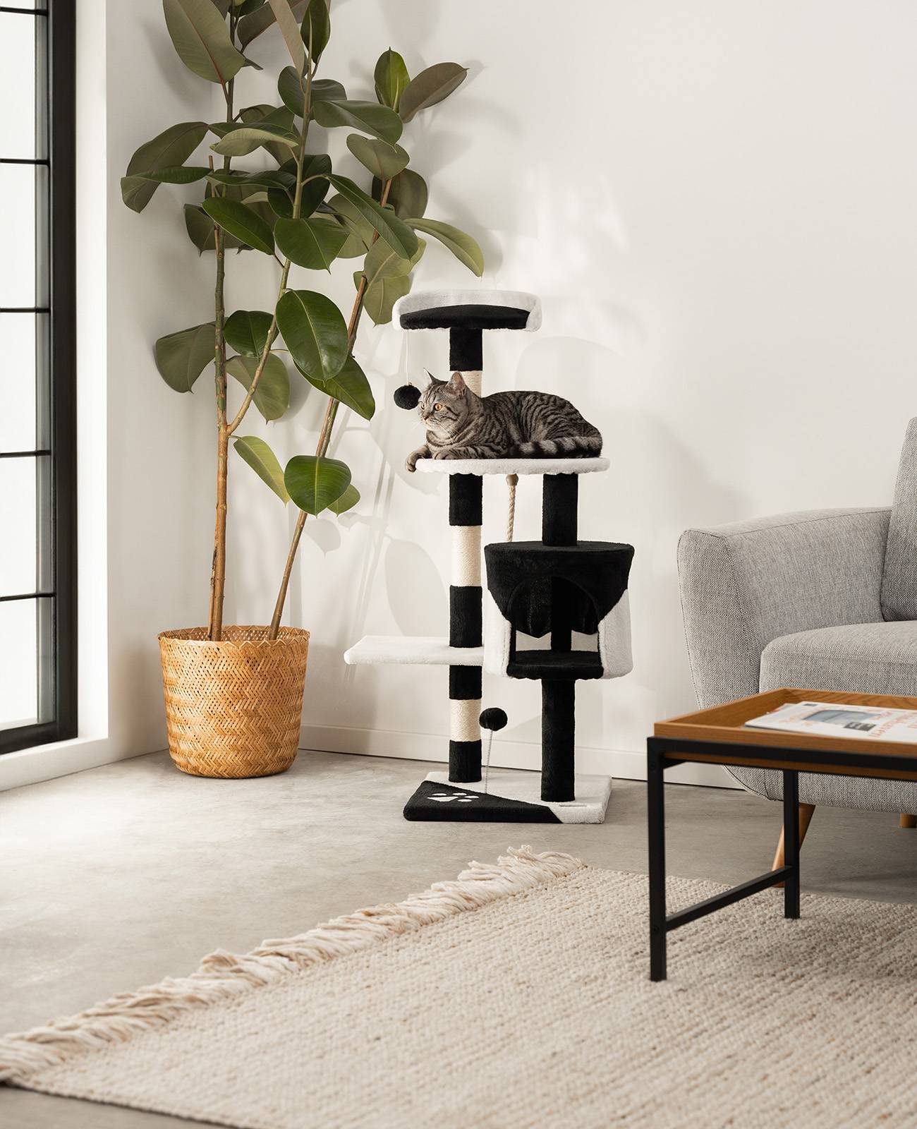 lionto Kratzbaum für Katzen 112 cm hoch, mit Höhle, Sisalseil, Plüschbällen & Wandhalterung, kompakter Kletterbaum, schwarz/weiß