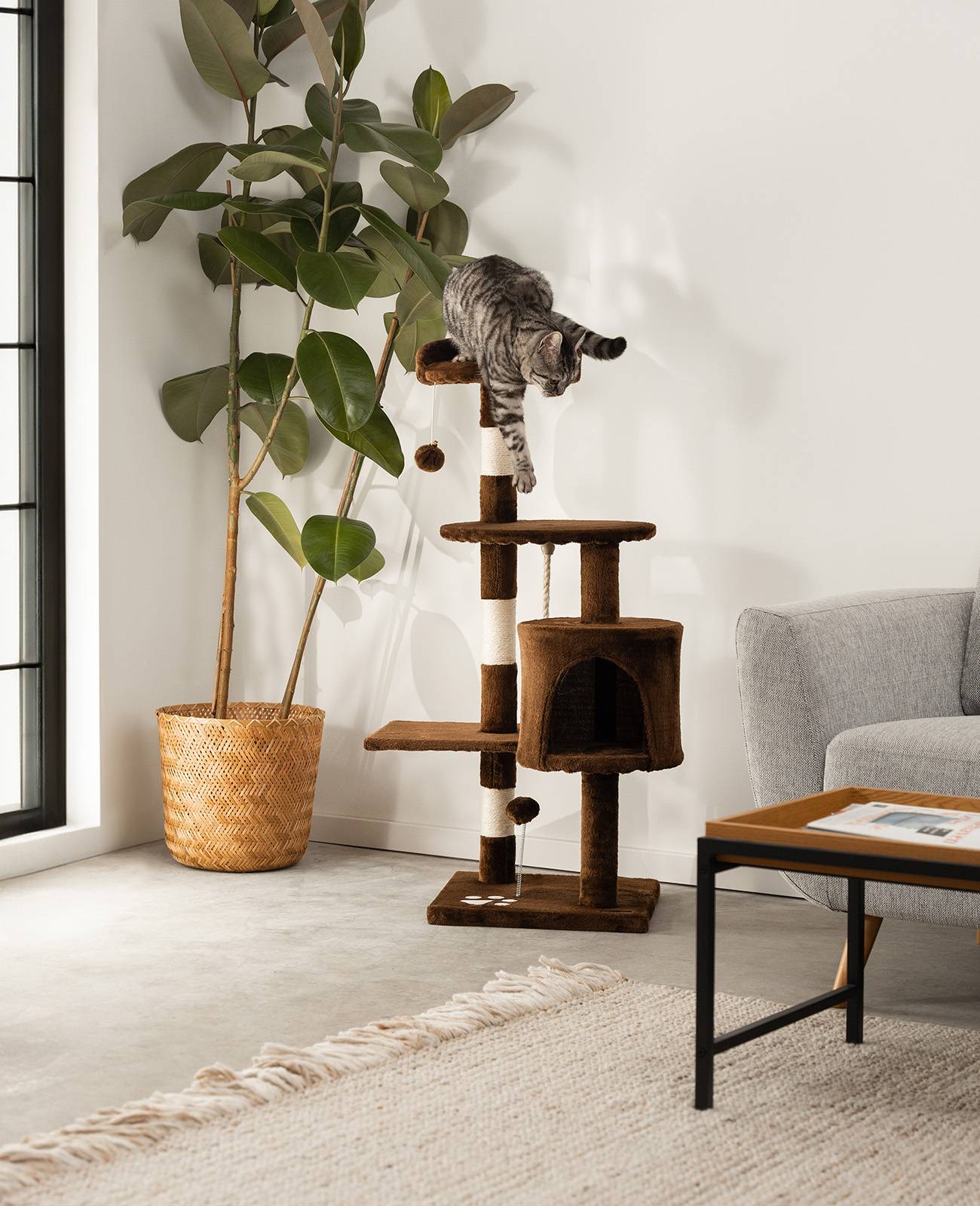 lionto Kratzbaum für Katzen 112 cm hoch, mit Höhle, Sisalseil, Plüschbällen & Wandhalterung, kompakter Kletterbaum, braun