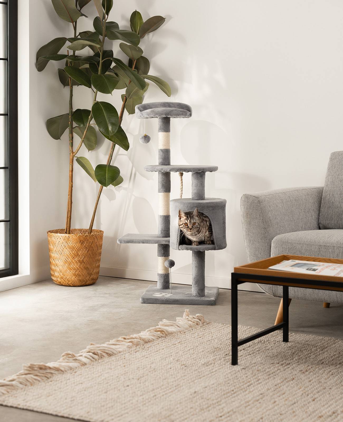 lionto Kratzbaum für Katzen 112 cm hoch, mit Höhle, Sisalseil, Plüschbällen & Wandhalterung, kompakter Kletterbaum, hellgrau