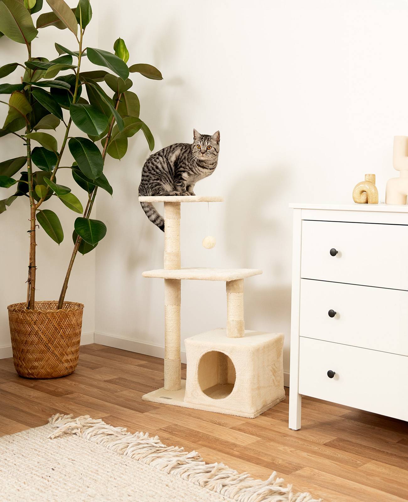 lionto Katzenkratzbaum, 85 cm kompakter Kratz- & Spielbaum mit Höhle, 2 Plateaus, Plüschball & Sisalstämmen, mit Wandhalterung, beige