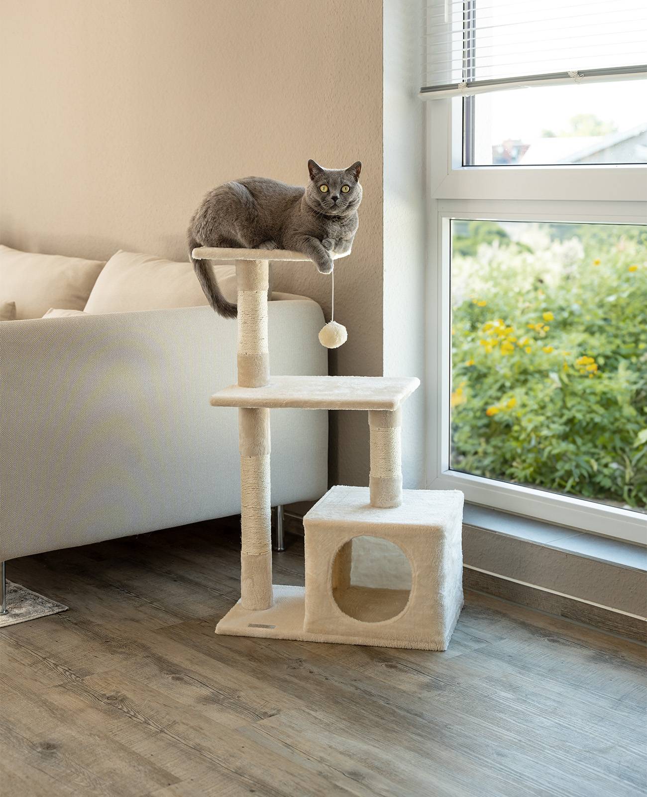lionto Katzenkratzbaum, 85 cm kompakter Kratz- & Spielbaum mit Höhle, 2 Plateaus, Plüschball & Sisalstämmen, mit Wandhalterung, beige
