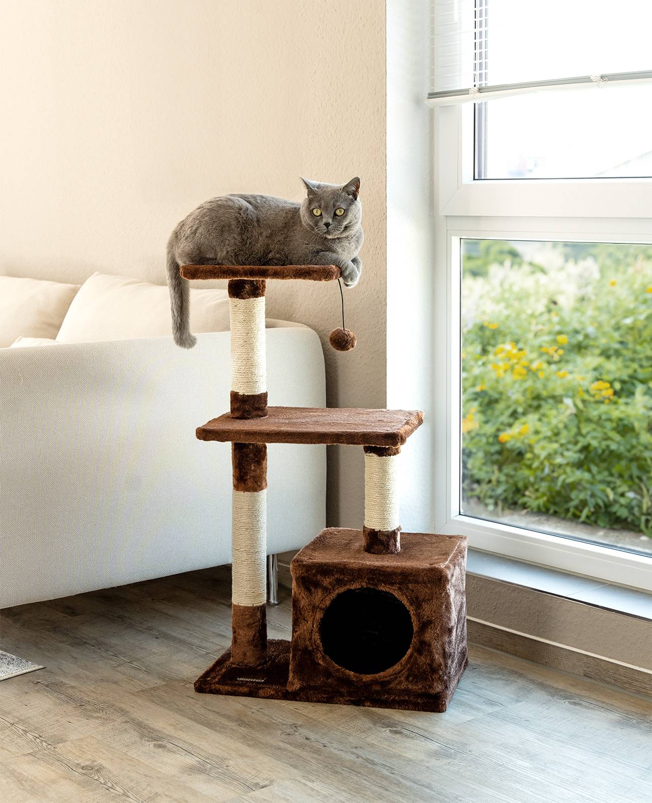 lionto Katzenkratzbaum, 85 cm kompakter Kratz- & Spielbaum mit Höhle, 2 Plateaus, Plüschball & Sisalstämmen, mit Wandhalterung, braun
