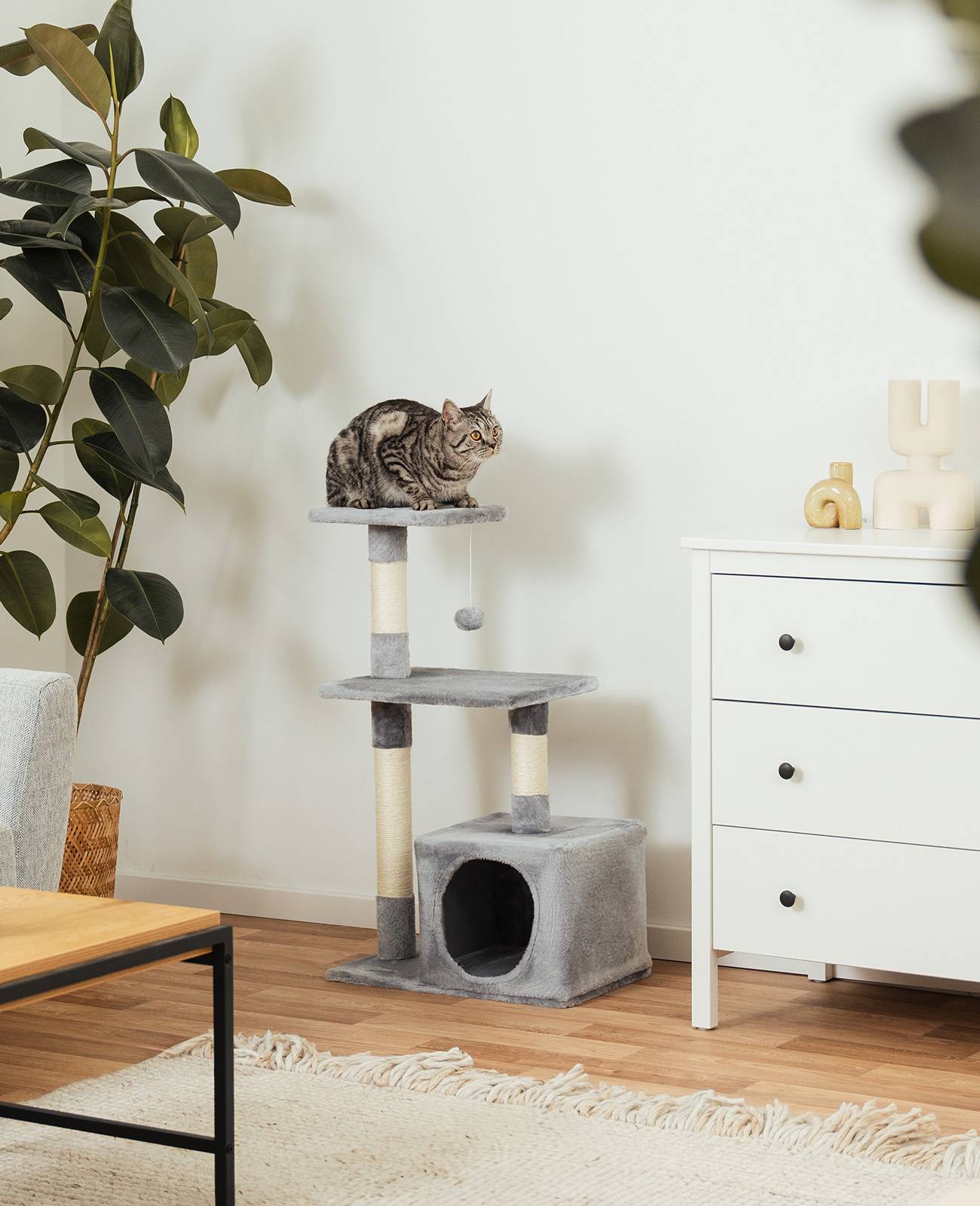 lionto Katzenkratzbaum, 85 cm kompakter Kratz- & Spielbaum mit Höhle, 2 Plateaus, Plüschball & Sisalstämmen, mit Wandhalterung, hellgrau