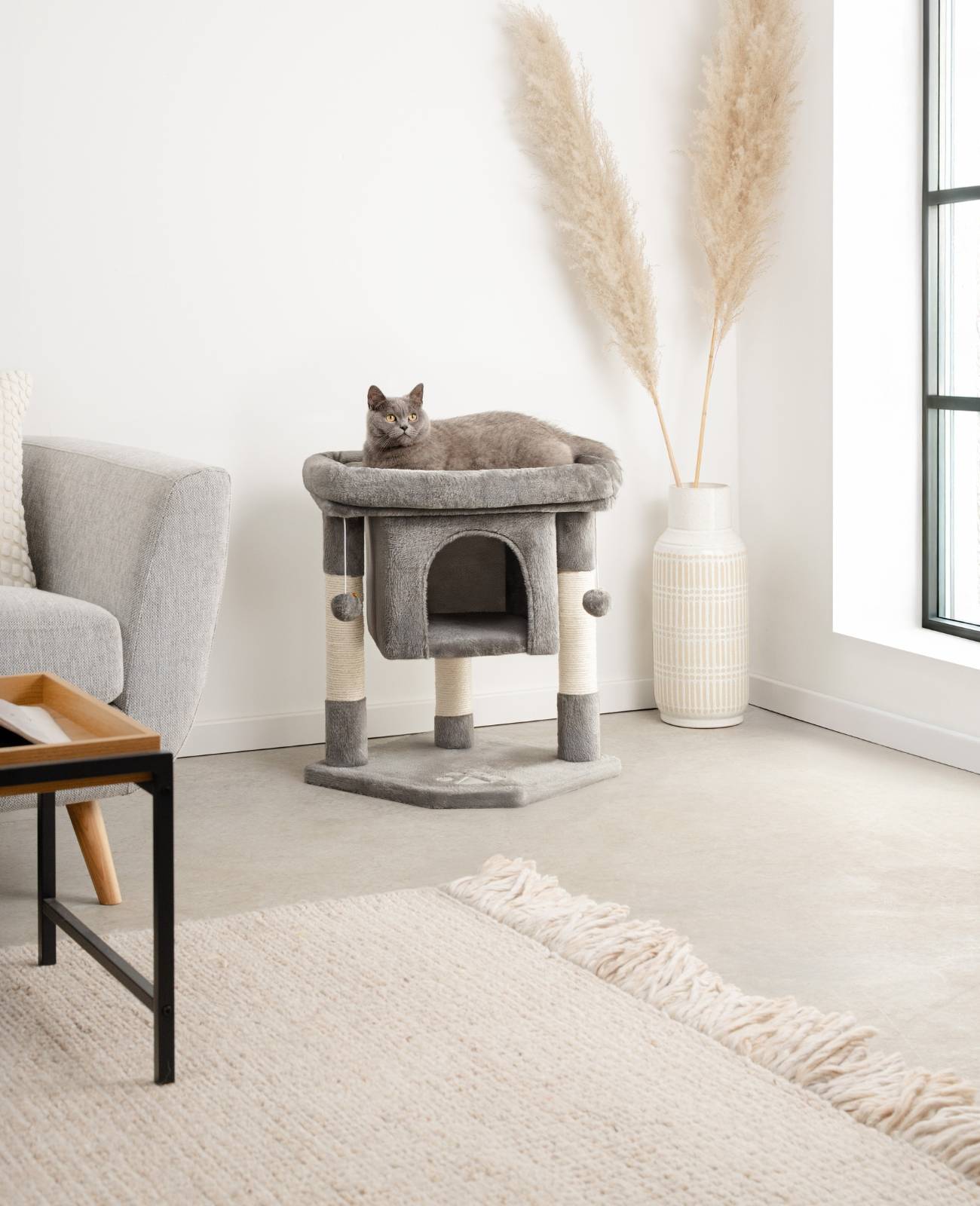 lionto Kratzbaum für Katzen 60 cm, mit Kuschelhöhle, Plüschbällen & robusten Sisalstämmen, platzsparend & modern, dunkelgrau