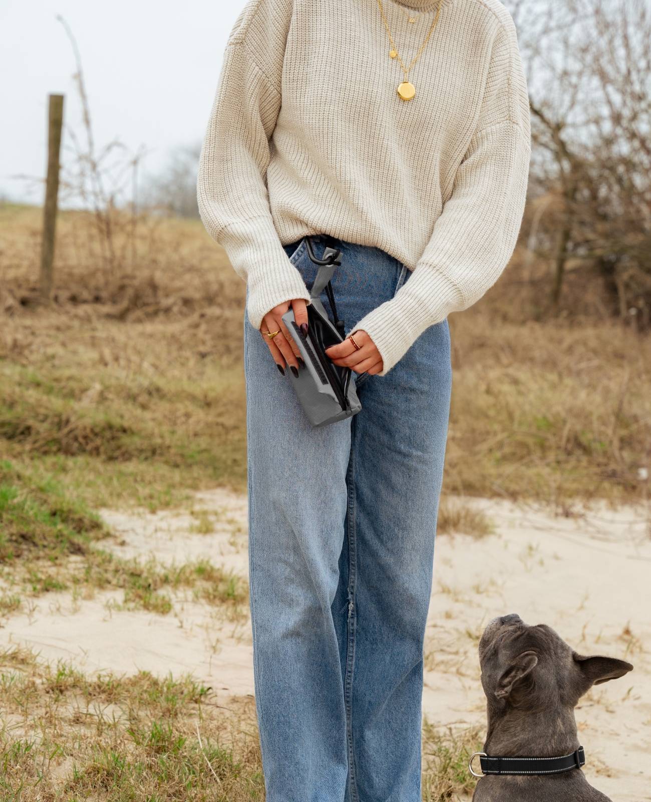 lionto Futterbeutel, Apportier- & Trainingsdummy mit Karabiner, Schaumstoffpolsterung & Wurfhilfe-Kordel, 18x7 cm, grau