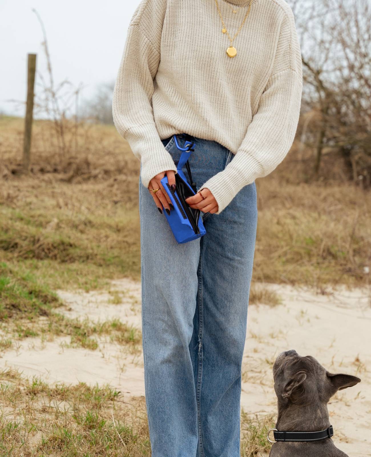 lionto Futterbeutel, Apportier- & Trainingsdummy mit Karabiner, Schaumstoffpolsterung & Wurfhilfe-Kordel, 18x7 cm, blau
