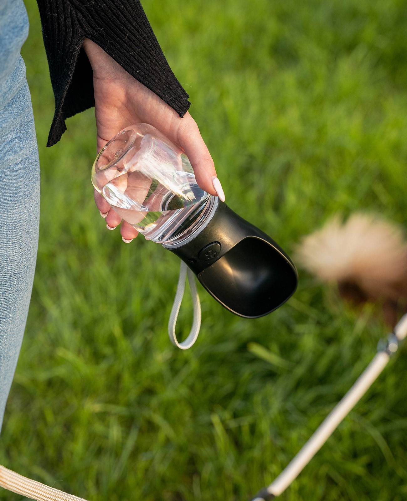 lionto Wasserspender, Trinkflasche für Hunde auf Spaziergängen & Reisen, auslaufsicher, leicht & hygienisch, 350ml, schwarz