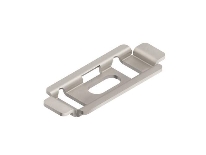 Ein metallischer Verschlussmechanismus-Komponente mit symmetrischem Design und einer zentralen rechteckigen Ausnehmung, von einem Winkel auf weißem Hintergrund betrachtet.