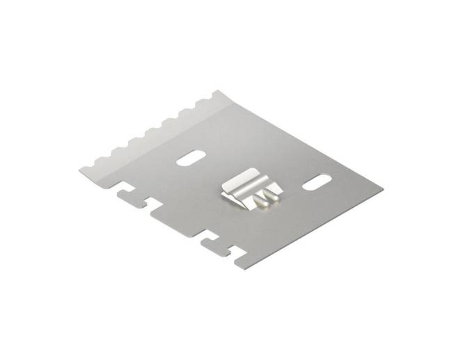 Ein Metallwerkzeug mit gleichmäßig verteilten Kerben auf beiden Seiten, das zum Auftragen oder Verteilen von Materialien wie Farbe oder Klebstoff verwendet wird.