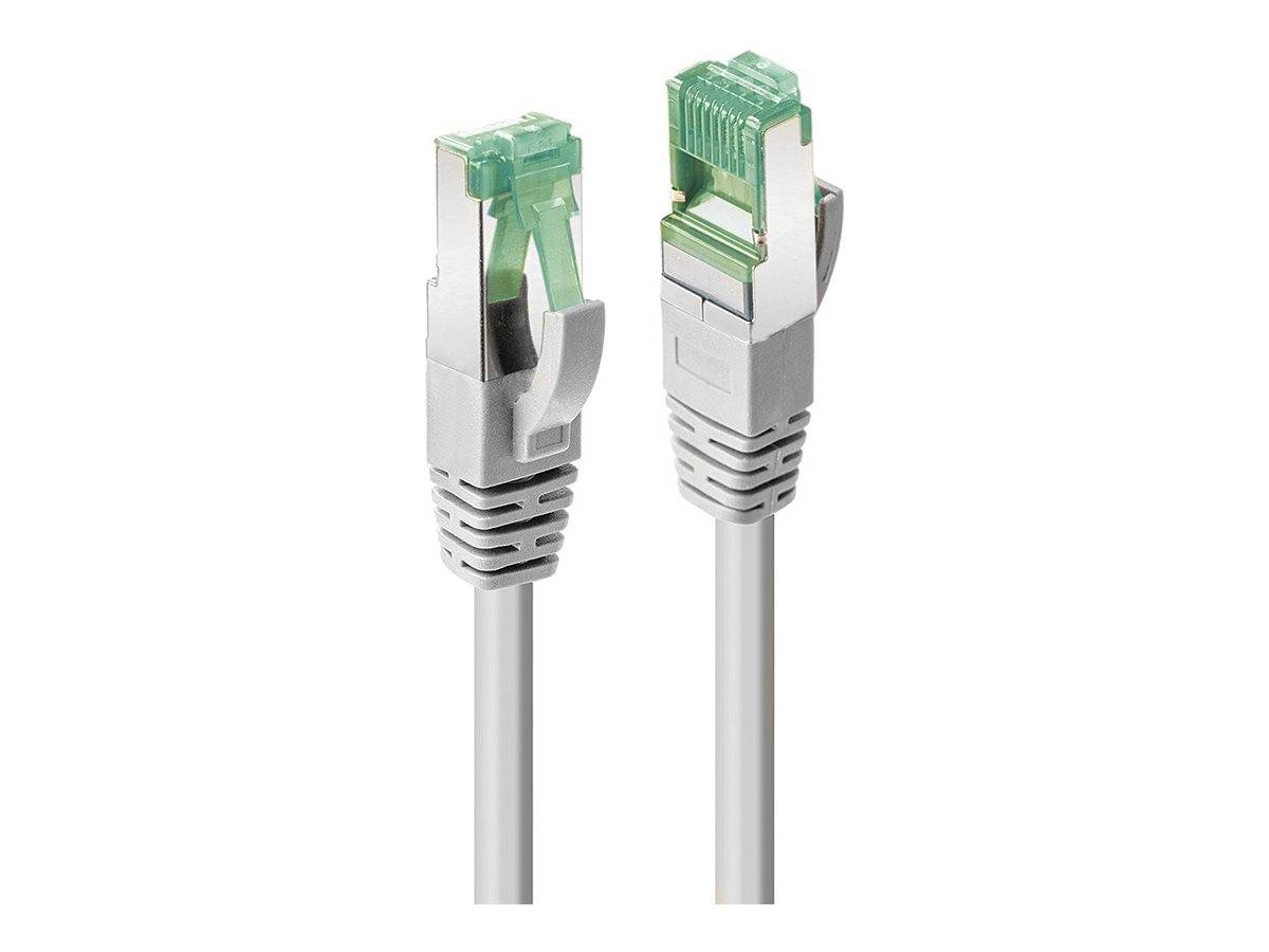 Zwei weiße Ethernet-Kabel mit transparenten Steckern, die sich direkt gegenüber befinden und ihre Steckenden zeigen.
