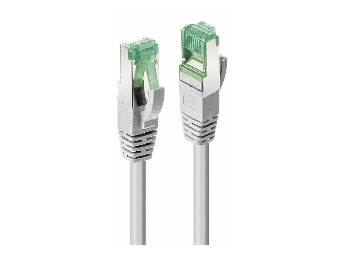 Zwei silberne Ethernet-Kabelstecker mit grünen transparenten Enden, nebeneinander vor einem einfarbigen weißen Hintergrund ausgerichtet.