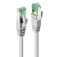 Zwei graue Ethernet-Kabel mit grünen Sicherungsclips, die Anschlüsse für Netzwerkgeräte zeigen.