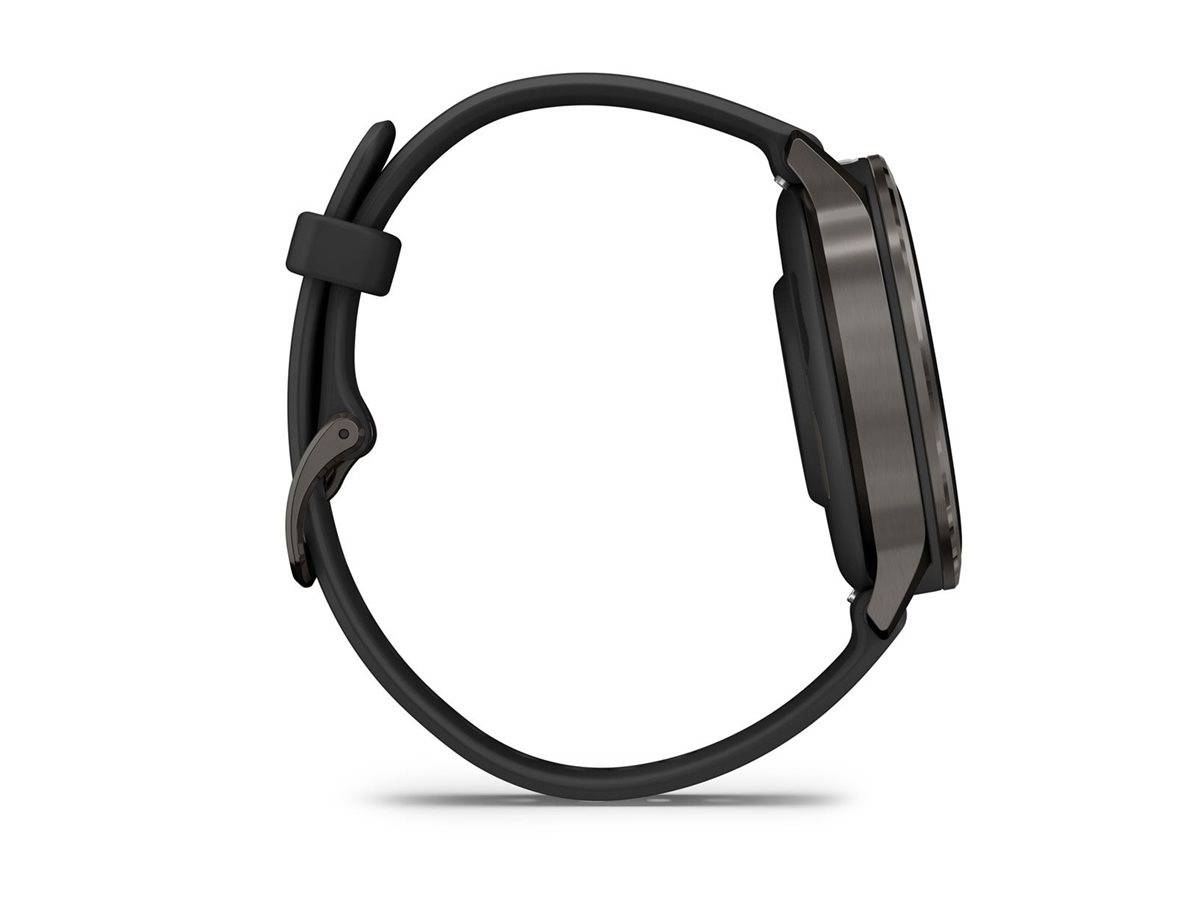 Schwarze runde Smartwatch in Seitenansicht mit Silikonarmband und rechteckigem Zifferblatt auf weißem Hintergrund.