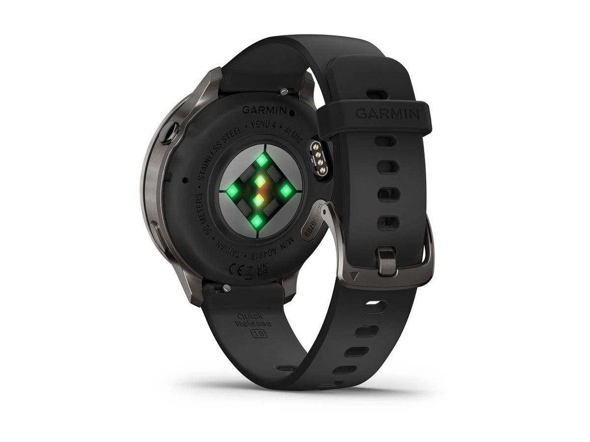 Rückansicht einer schwarzen Garmin-Smartwatch mit schwarzem Silikonarmband und leuchtender grüner Sensoregruppe auf der Rückseite.