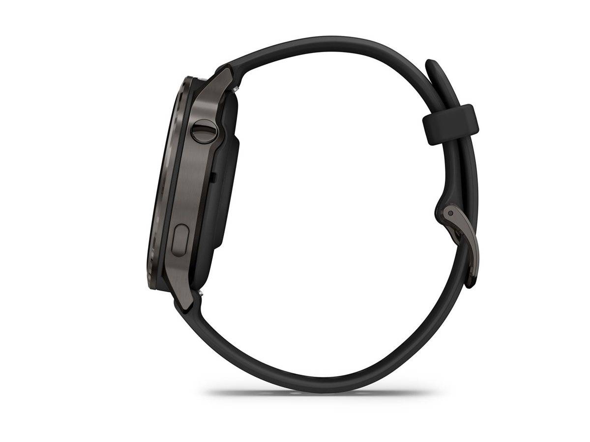 Seitenansicht einer schwarzen Smartwatch mit rundem Zifferblatt und Silikonarmband auf weißem Hintergrund.