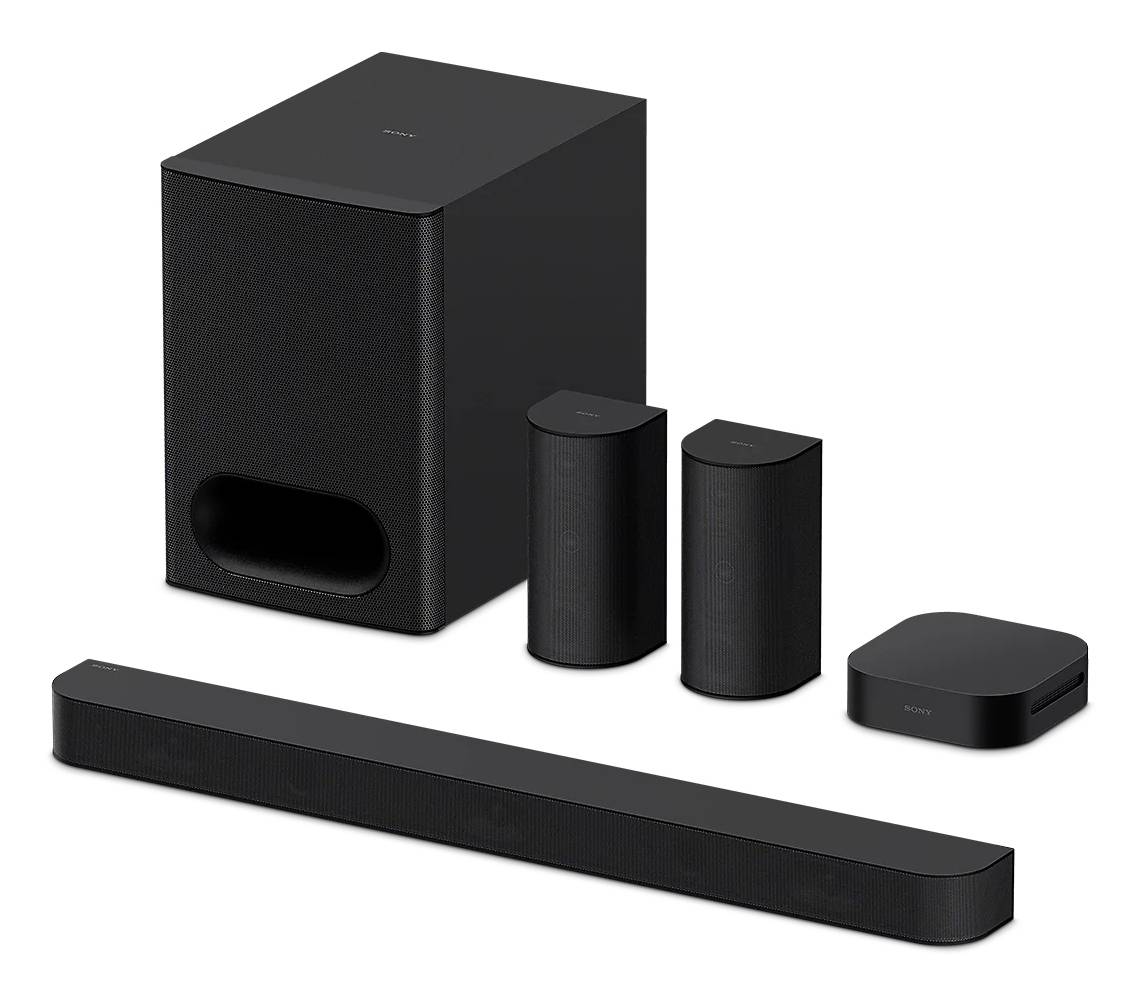 Schwarzes Heimkino-Lautsprechersystem mit Subwoofer, Soundbar, zwei kleinen Lautsprechern und einer kompakten Kontrolleinheit auf weißem Hintergrund